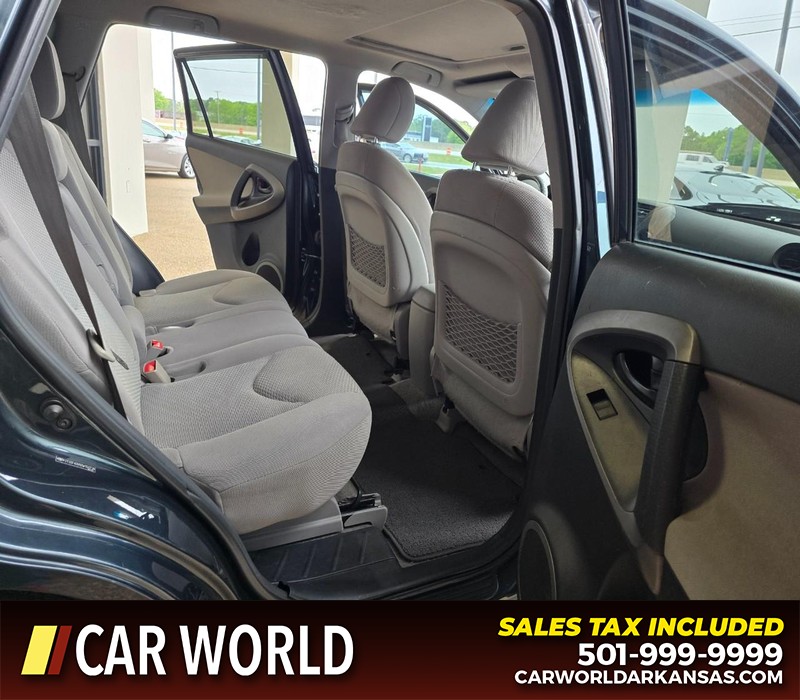 Toyota RAV4 Vehicle Full-screen Gallery Image 12