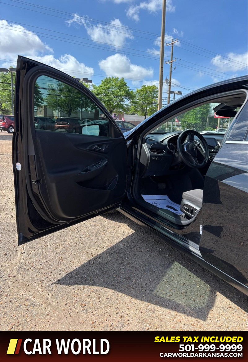 Chevrolet Malibu Vehicle Full-screen Gallery Image 12