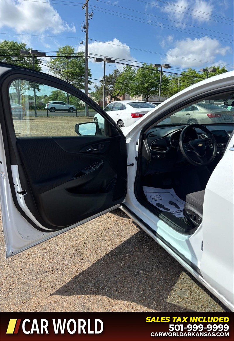 Chevrolet Malibu Vehicle Full-screen Gallery Image 12