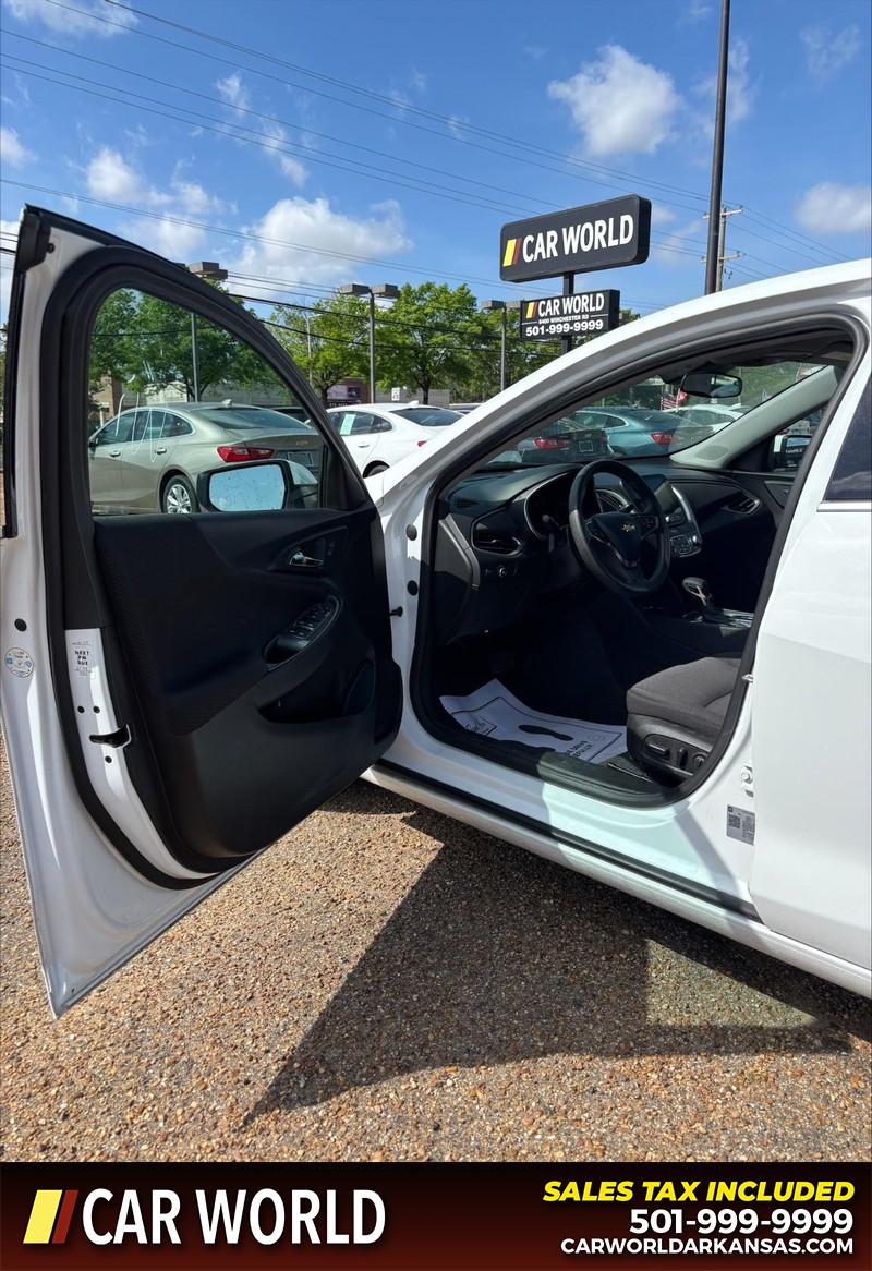 Chevrolet Malibu Vehicle Full-screen Gallery Image 12