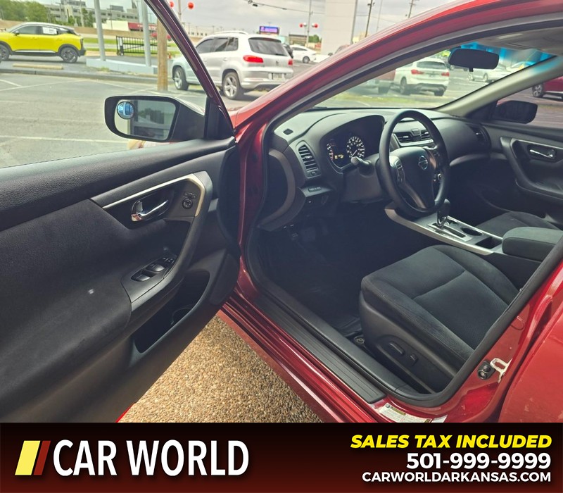 Nissan Altima Vehicle Full-screen Gallery Image 7