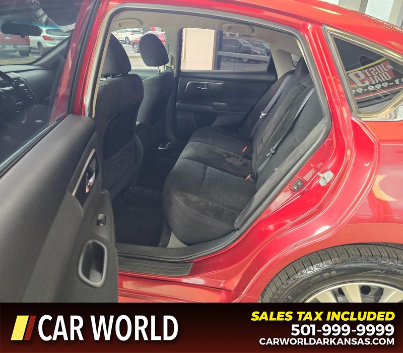 Nissan Altima Vehicle Full-screen Gallery Image 10