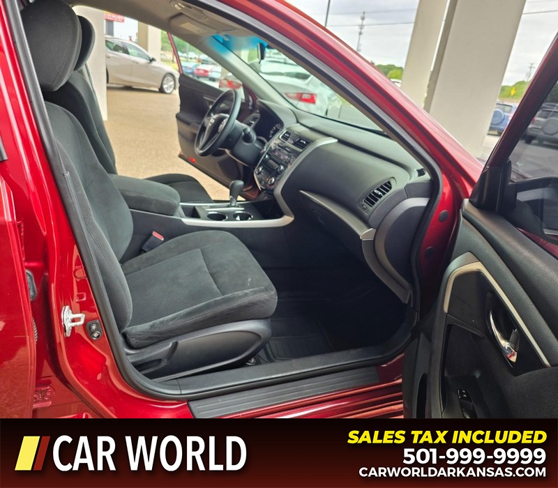 Nissan Altima Vehicle Full-screen Gallery Image 11