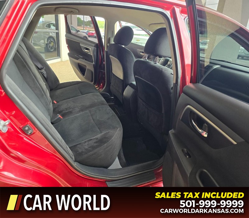 Nissan Altima Vehicle Full-screen Gallery Image 12