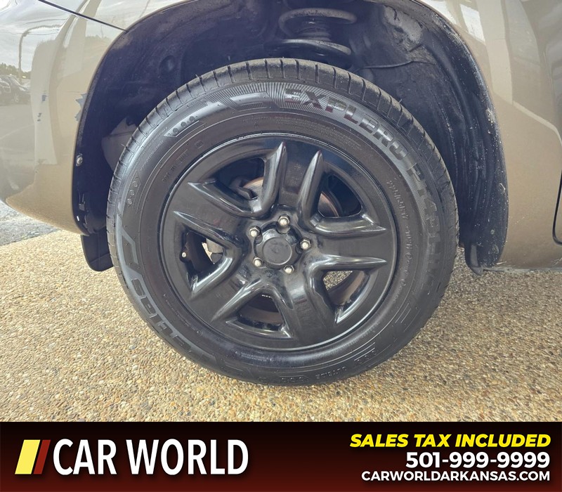 Toyota RAV4 Vehicle Full-screen Gallery Image 6