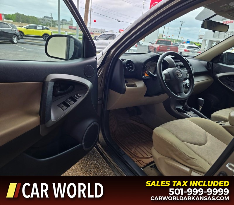 Toyota RAV4 Vehicle Full-screen Gallery Image 7