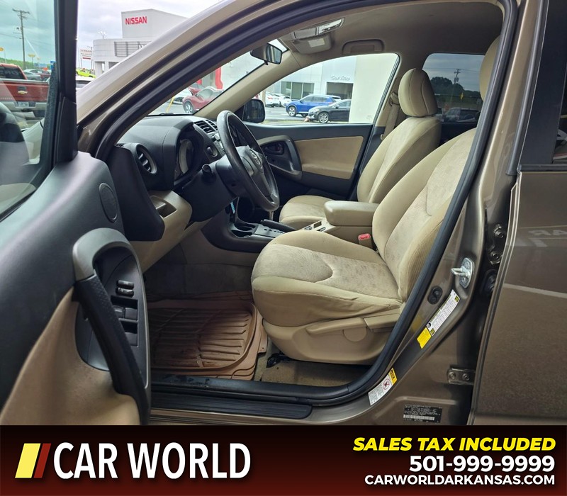 Toyota RAV4 Vehicle Full-screen Gallery Image 8