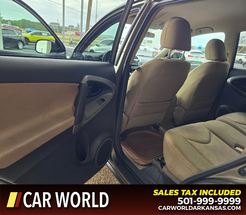 Toyota RAV4 Vehicle Full-screen Gallery Image 9