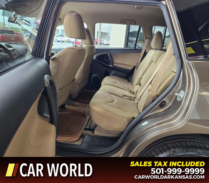 Toyota RAV4 Vehicle Full-screen Gallery Image 10