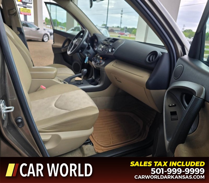 Toyota RAV4 Vehicle Full-screen Gallery Image 11