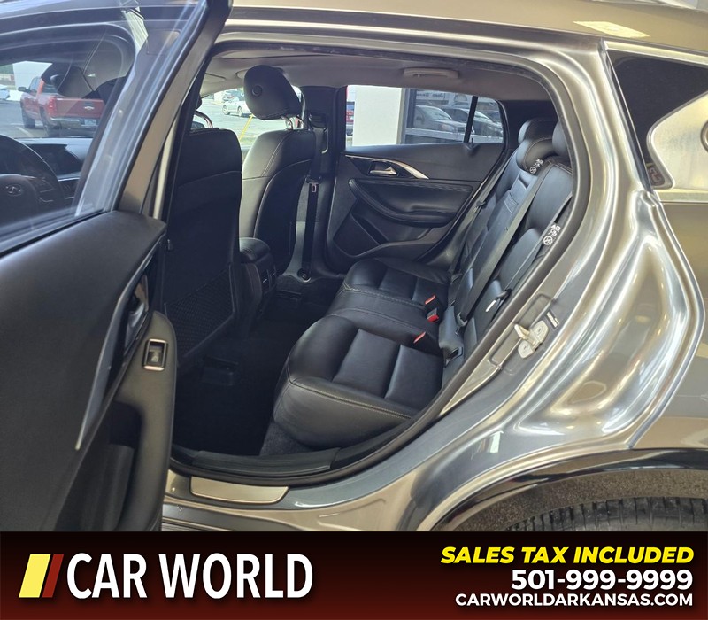 INFINITI QX30 Vehicle Full-screen Gallery Image 10