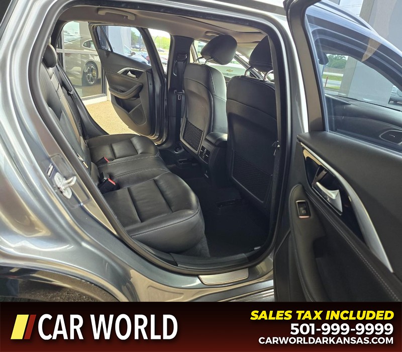 INFINITI QX30 Vehicle Full-screen Gallery Image 12