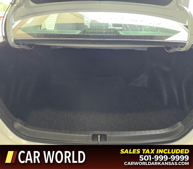 Toyota Corolla Vehicle Full-screen Gallery Image 13