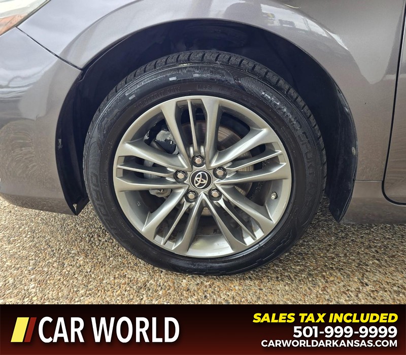 Toyota Camry Vehicle Full-screen Gallery Image 6