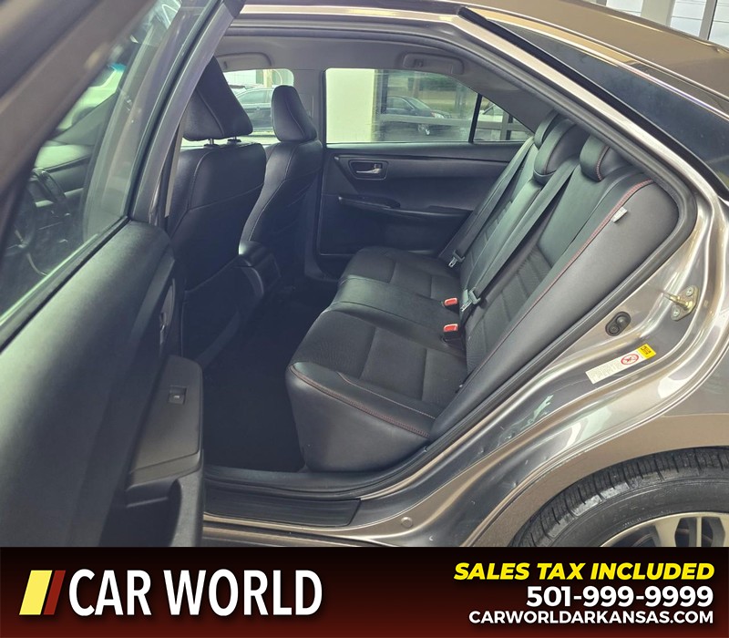 Toyota Camry Vehicle Full-screen Gallery Image 10