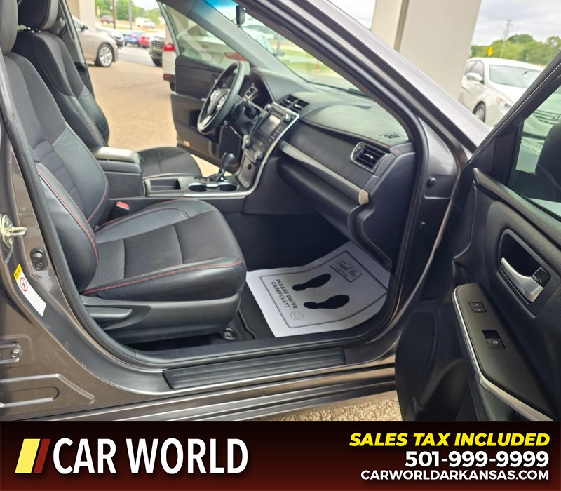 Toyota Camry Vehicle Full-screen Gallery Image 11