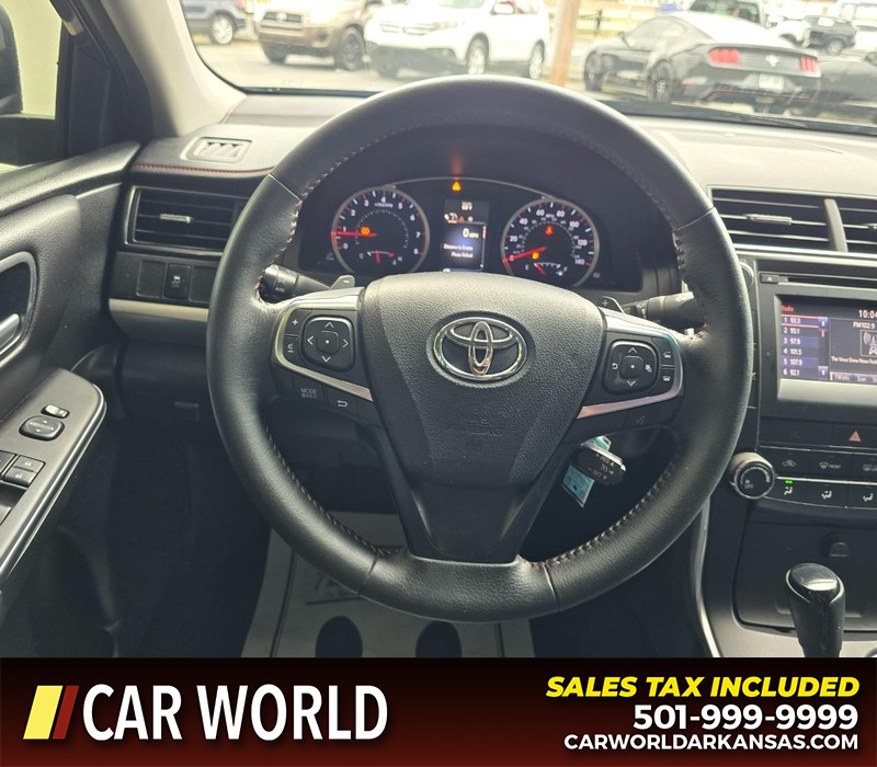 Toyota Camry Vehicle Full-screen Gallery Image 15