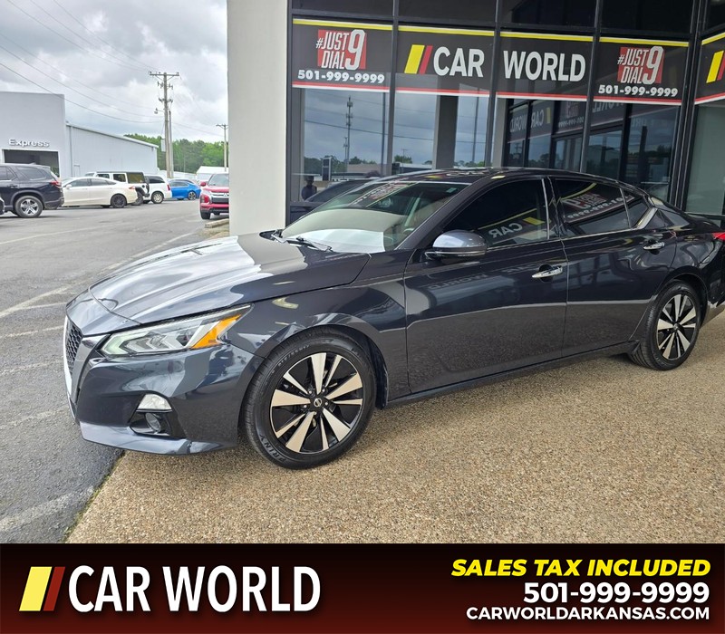 Nissan Altima Vehicle Full-screen Gallery Image 3