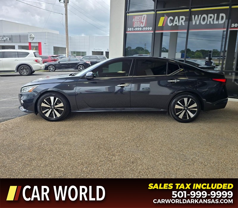 Nissan Altima Vehicle Full-screen Gallery Image 4