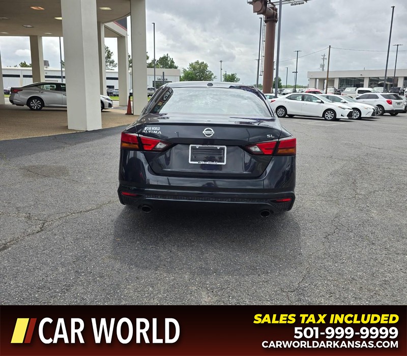 Nissan Altima Vehicle Full-screen Gallery Image 5