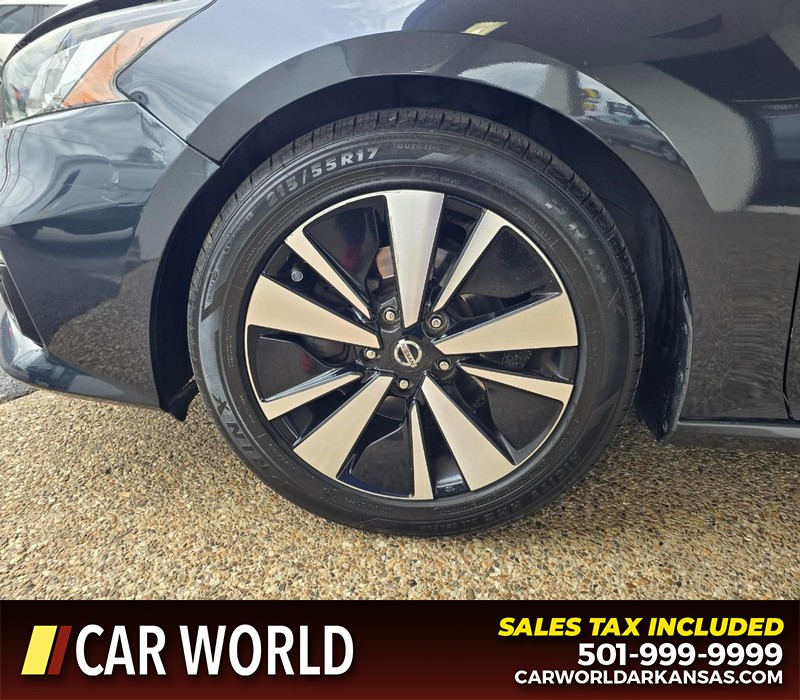 Nissan Altima Vehicle Full-screen Gallery Image 6