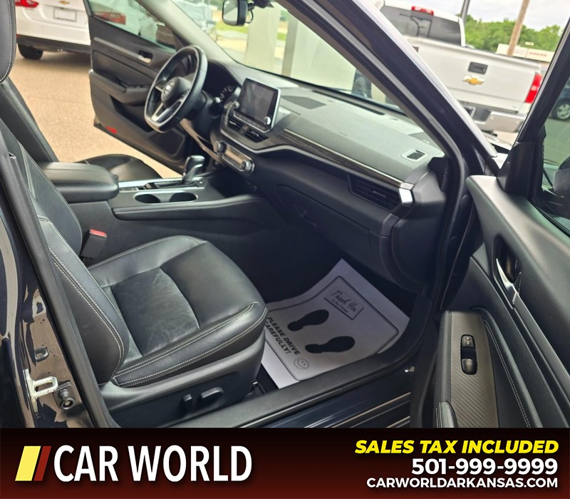 Nissan Altima Vehicle Full-screen Gallery Image 11