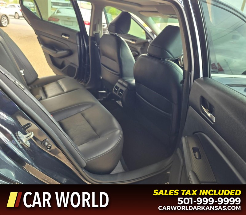 Nissan Altima Vehicle Full-screen Gallery Image 12