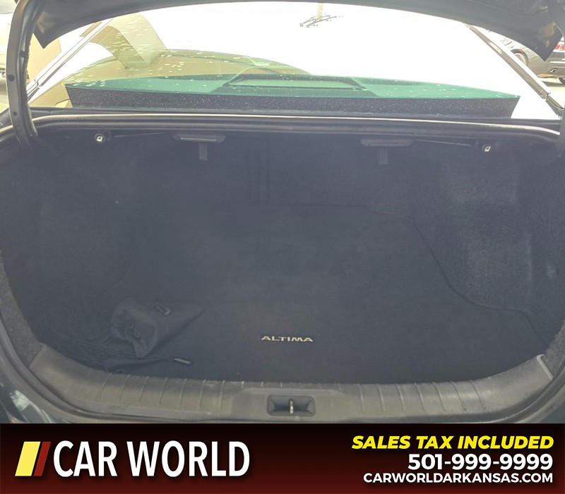 Nissan Altima Vehicle Full-screen Gallery Image 13