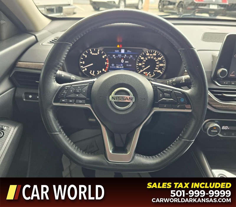 Nissan Altima Vehicle Full-screen Gallery Image 15