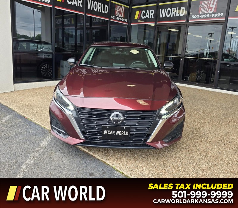 Nissan Altima Vehicle Full-screen Gallery Image 2