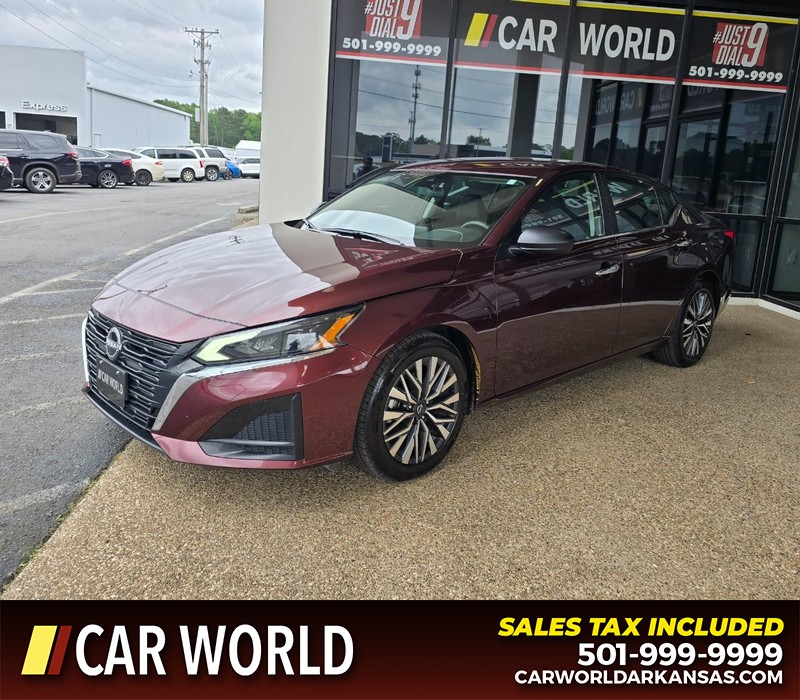 Nissan Altima Vehicle Full-screen Gallery Image 3