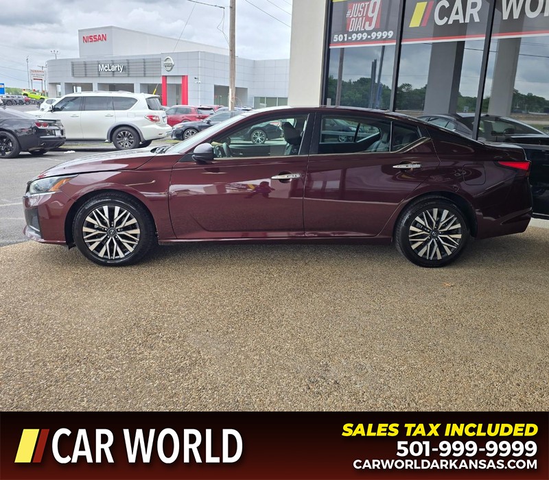 Nissan Altima Vehicle Full-screen Gallery Image 4