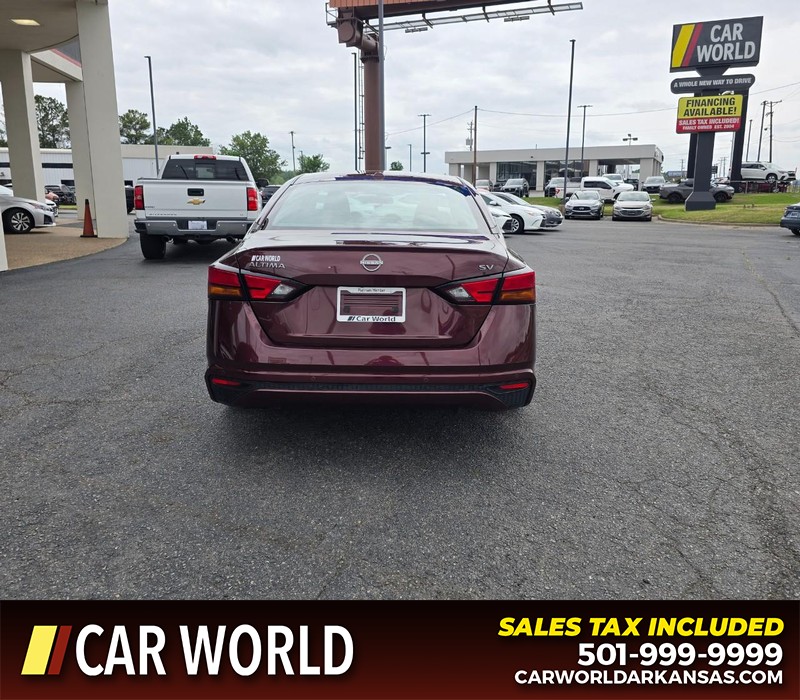 Nissan Altima Vehicle Full-screen Gallery Image 5