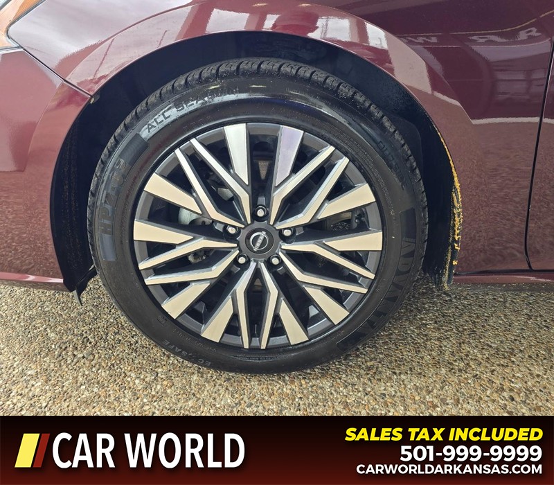 Nissan Altima Vehicle Full-screen Gallery Image 6