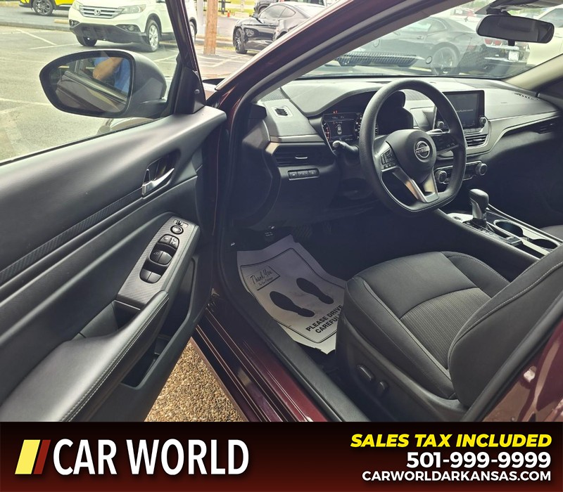 Nissan Altima Vehicle Full-screen Gallery Image 7