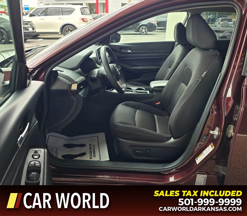 Nissan Altima Vehicle Full-screen Gallery Image 8