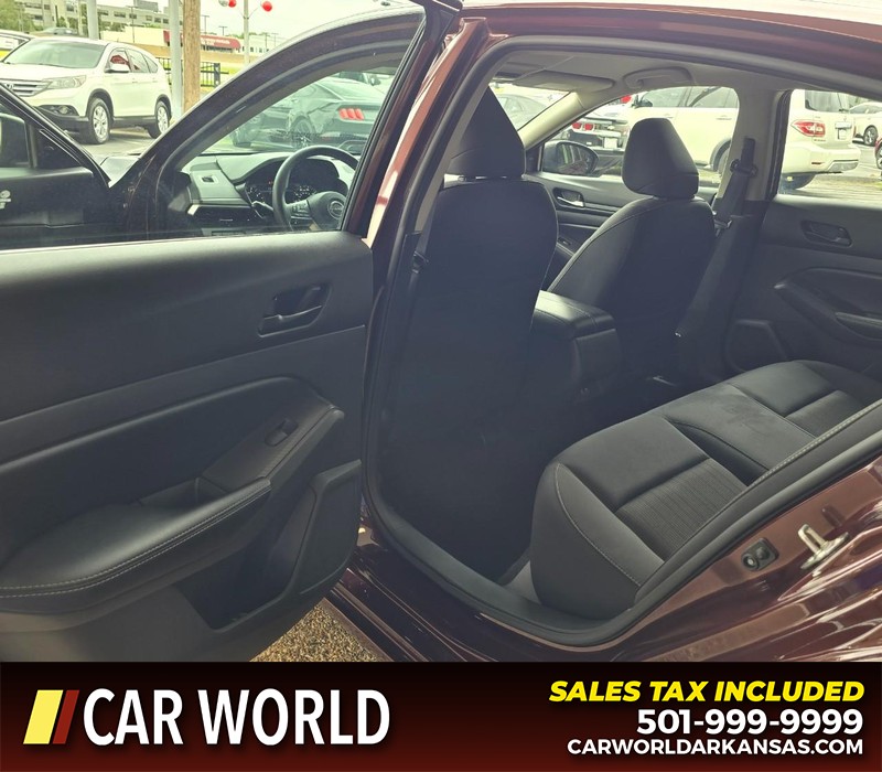 Nissan Altima Vehicle Full-screen Gallery Image 9