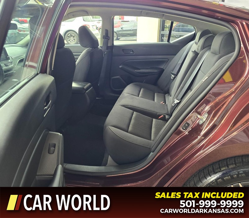 Nissan Altima Vehicle Full-screen Gallery Image 10