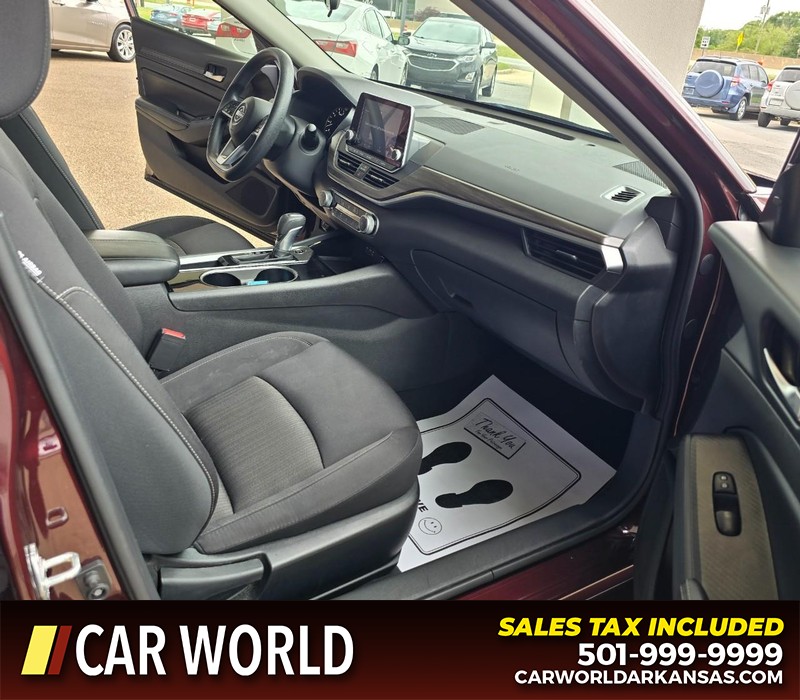 Nissan Altima Vehicle Full-screen Gallery Image 11