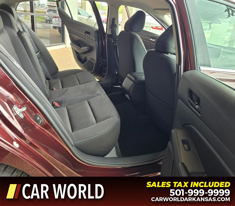 Nissan Altima Vehicle Full-screen Gallery Image 12