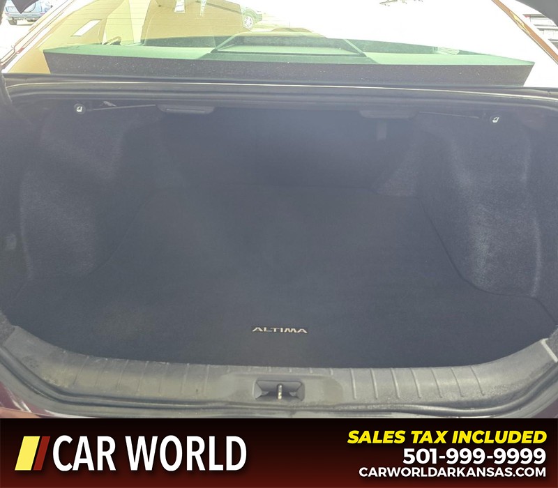 Nissan Altima Vehicle Full-screen Gallery Image 13