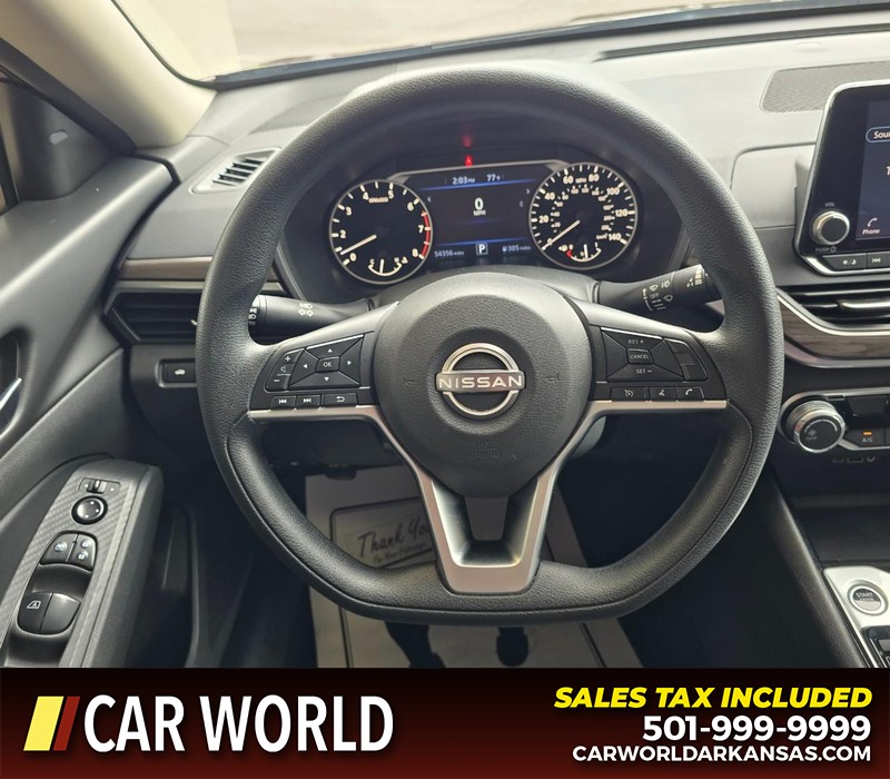 Nissan Altima Vehicle Full-screen Gallery Image 15