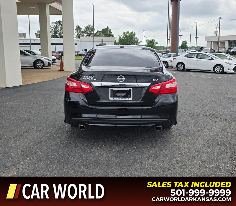 Nissan Altima Vehicle Full-screen Gallery Image 5