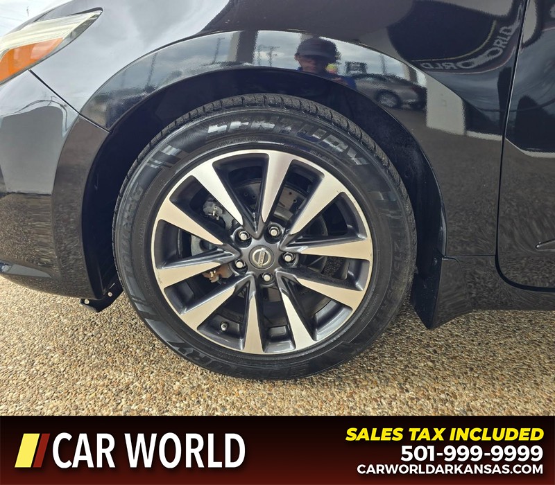 Nissan Altima Vehicle Full-screen Gallery Image 6