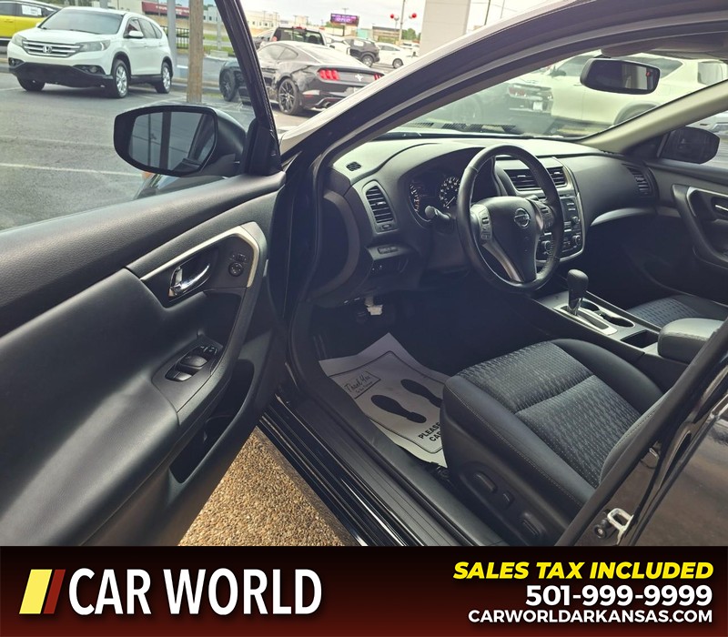 Nissan Altima Vehicle Full-screen Gallery Image 7