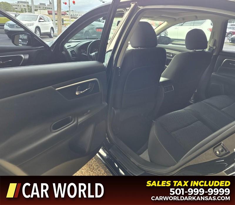 Nissan Altima Vehicle Full-screen Gallery Image 9