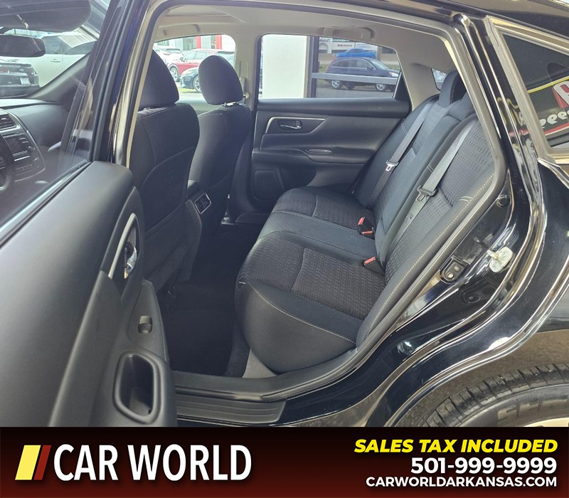 Nissan Altima Vehicle Full-screen Gallery Image 10