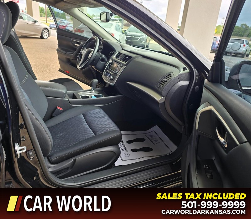 Nissan Altima Vehicle Full-screen Gallery Image 11