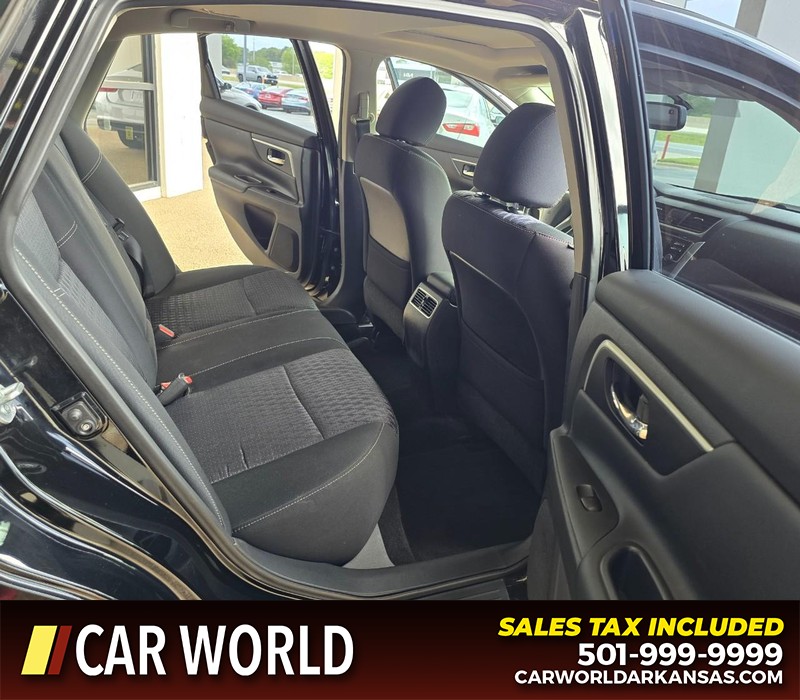 Nissan Altima Vehicle Full-screen Gallery Image 12