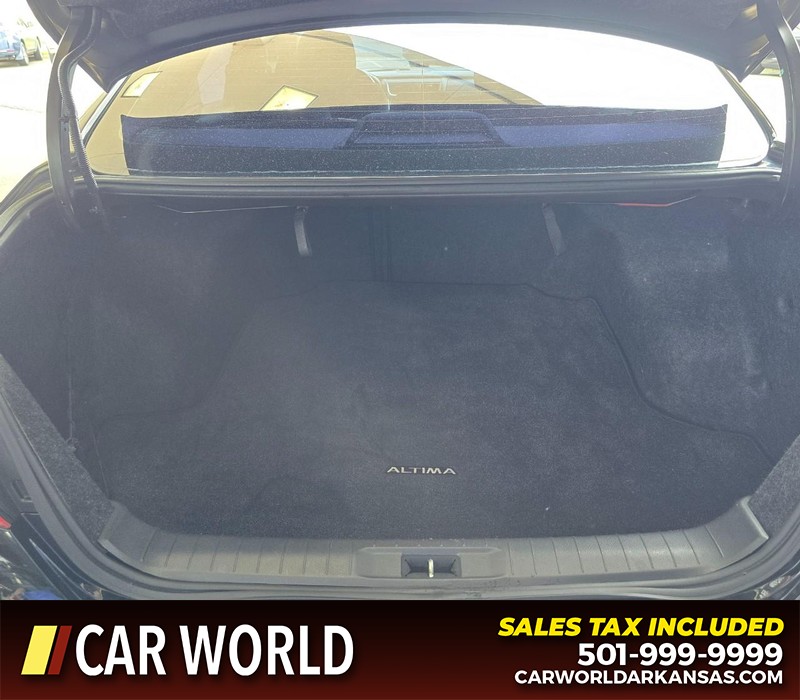 Nissan Altima Vehicle Full-screen Gallery Image 13